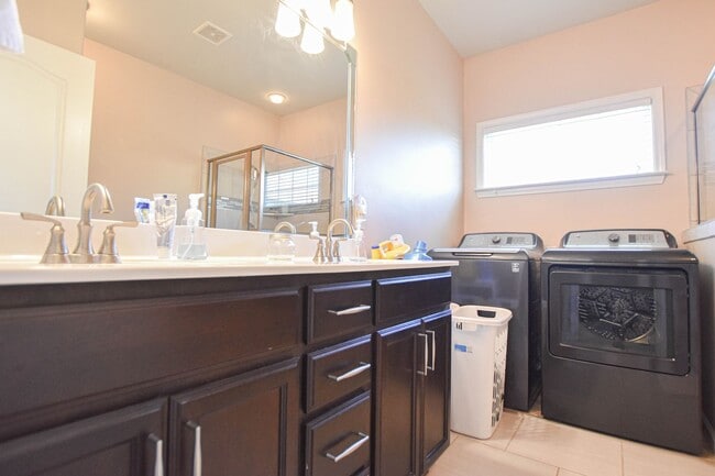 Building Photo - Pet Friendly Three Bedroom!