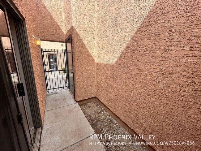 Building Photo - Single Level 2 Bed/2 Bath Gated Community ...