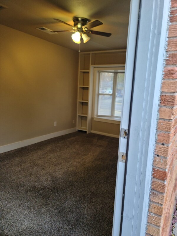 Building Photo - 2539 Hillsboro Ave