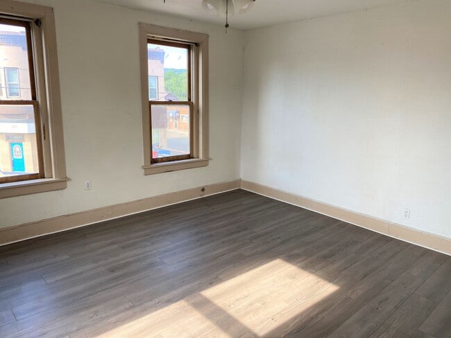 Building Photo - 920