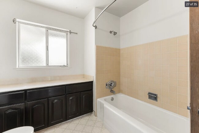 Building Photo - Light and Bright 3 Bedroom/ 2 Bath Home on...