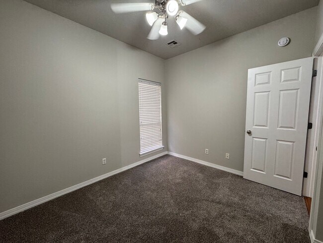 Building Photo - Immaculate 4 bedroom 2 bath in Jenks!