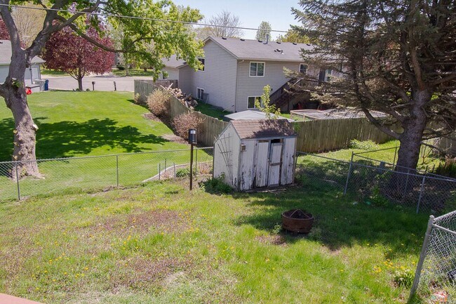 Building Photo - Spacious 2BR Twin Home with In-Unit Laundry