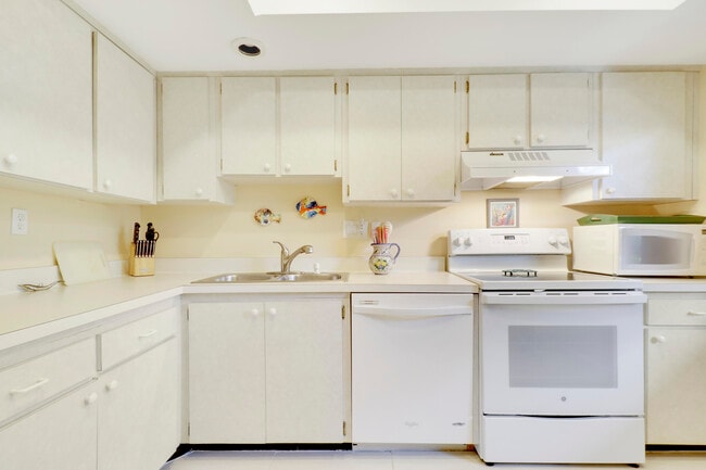 Building Photo - 275 S Beach Rd