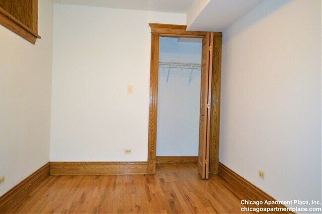 Building Photo - 638 W Drummond Pl