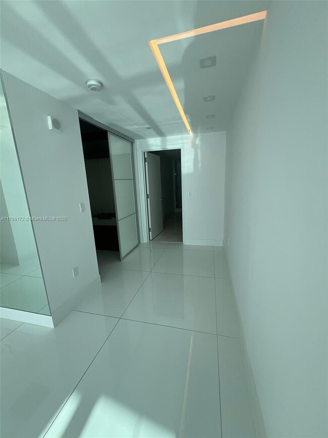 Building Photo - 17121 Collins Ave