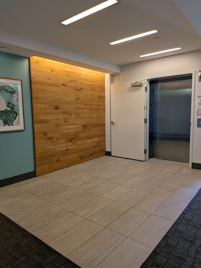 Building Photo - Studio Apartment Home on Top Floor with views of City Hall!