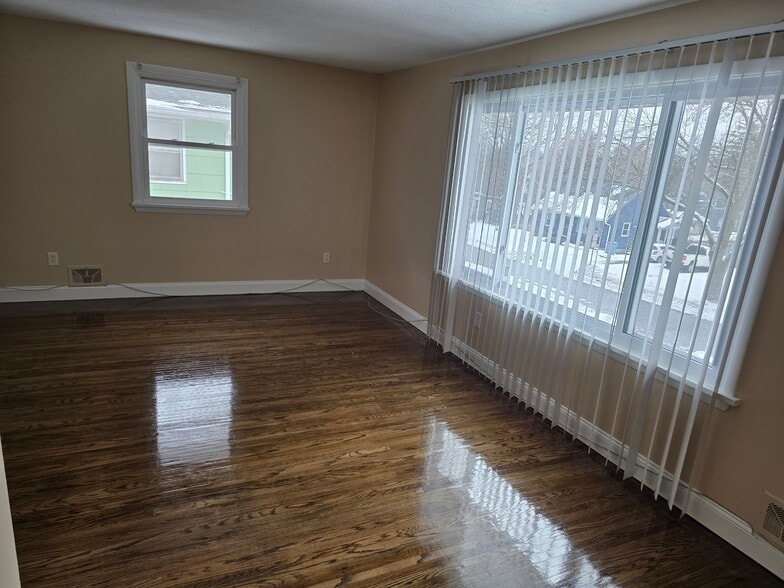 Building Photo - 65 Valley St