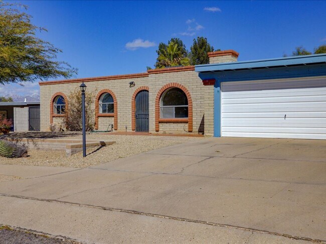 Building Photo - 3 Bedroom 2 Bathroom