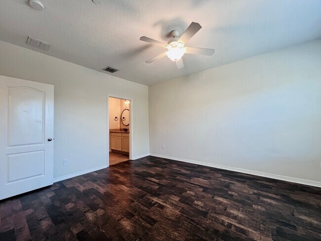 Building Photo - Gorgeous 3 bedroom, 2½ bath, 2 STORY townhome
