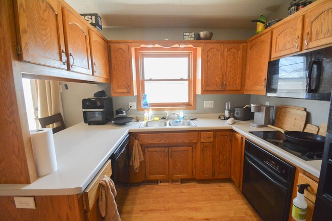Building Photo - 4 bed 2 bed For Rent in Country Club Manor!
