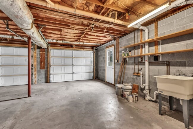 Building Photo - This charming rental in a convenient Clarksville location!