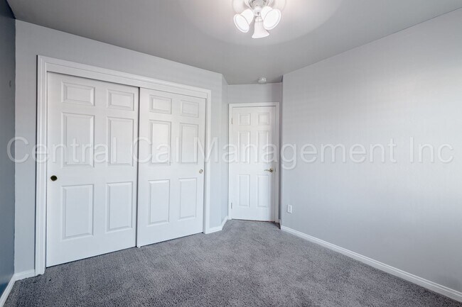Building Photo - 3 Bedroom/2 Bath Home with Solar in the De...