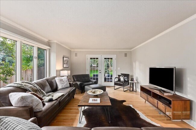 Building Photo - Luxury 5-Bedroom Home with Pool, Hot Tub &...