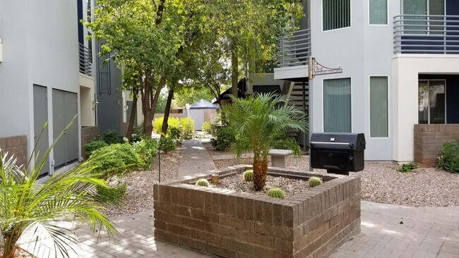 Building Photo - Luxury Gated Townhouse