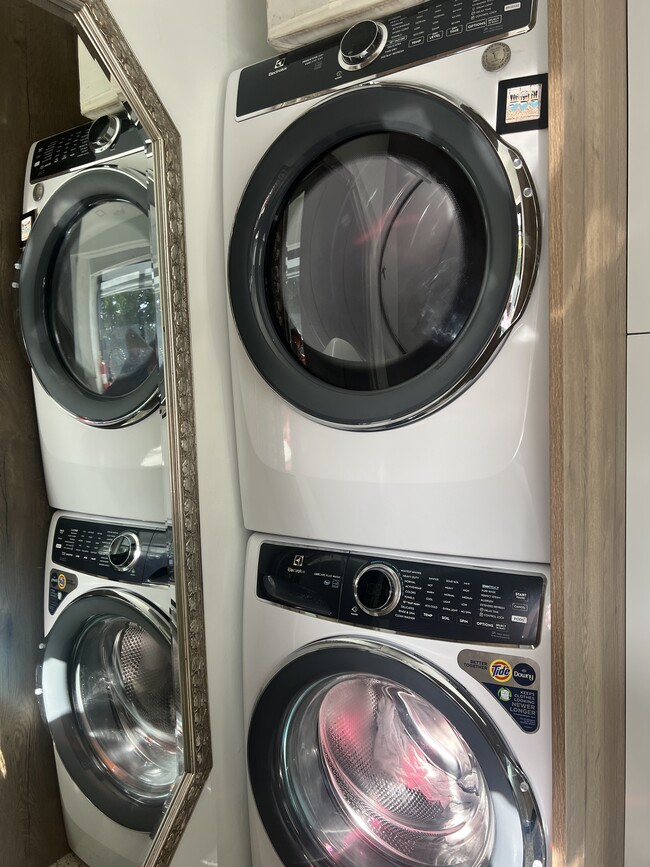 Building Photo - 425 NE 103rd St