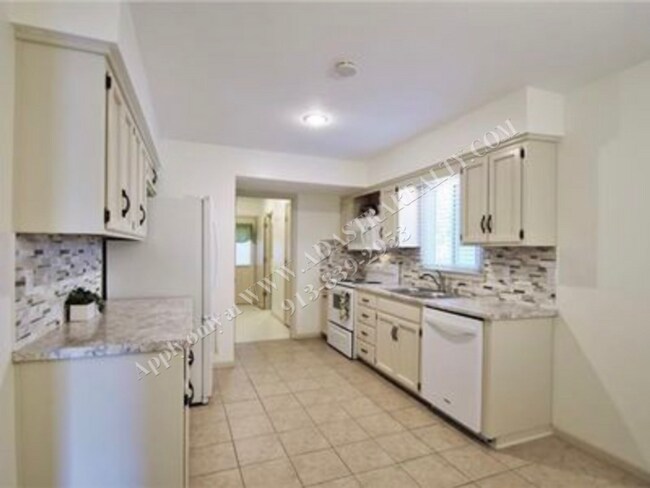 Building Photo - Adorable 3 Bed 2.5 Bath Duplex in Olathe-Available in JULY!!