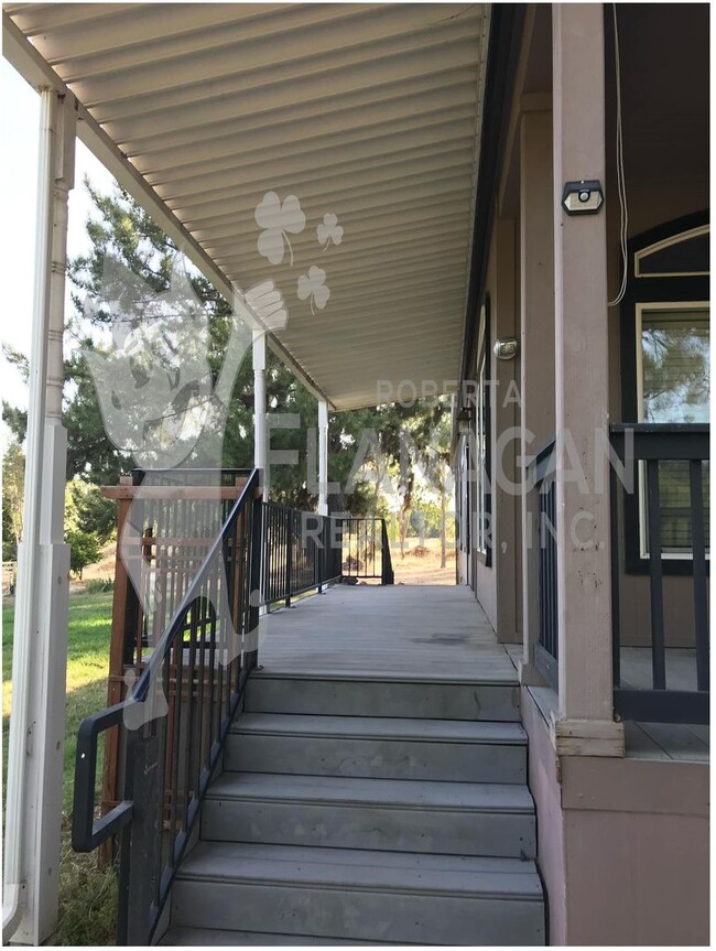 Building Photo - 3 Bed 2 Bath