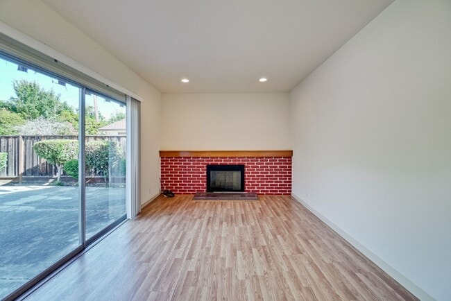 Building Photo - 1109 White Cliff Dr