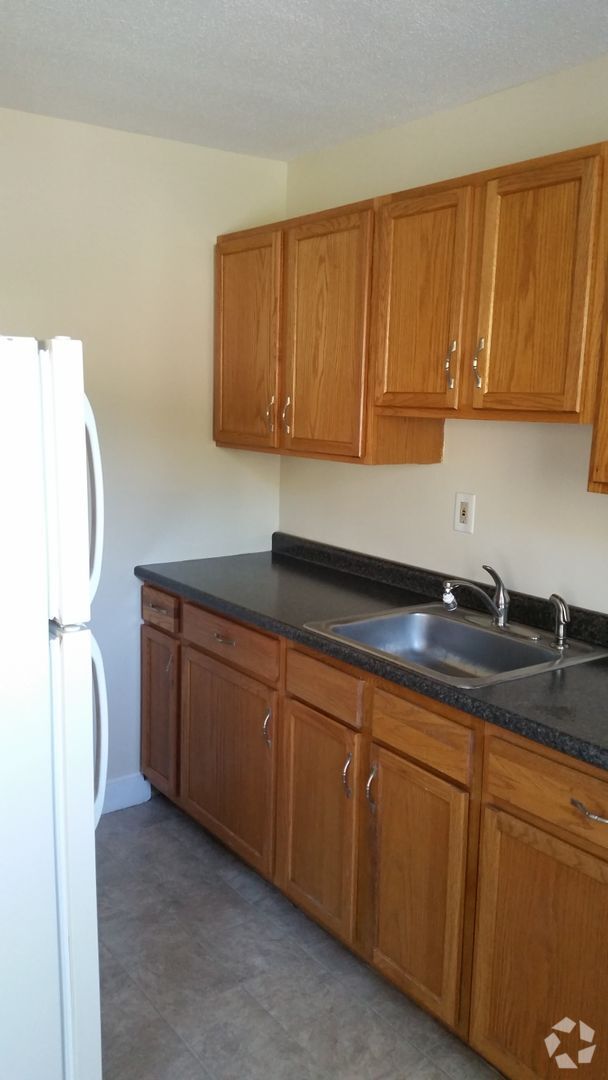 Building Photo - Two Bedroom Townhouse Apartment