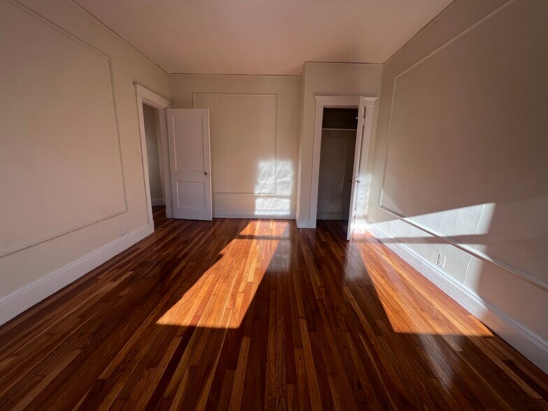 Building Photo - 200 Kelton St