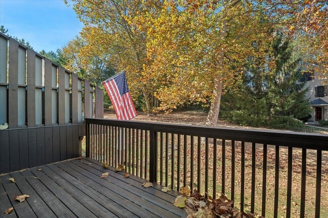 Building Photo - Available mid February - Fully Renovated 3B/2.5B Townhome in West Chester!