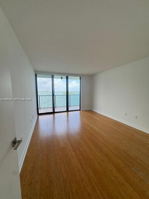 Building Photo - 801 N Venetian Dr