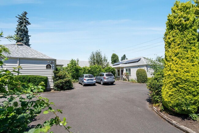 Building Photo - $300 off first month! Beautifully remodeled 1-bdrm/1-bath in 7-plex—Off-street parking, shared la...