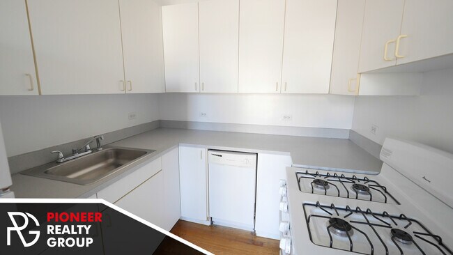 Building Photo - 812 W Waveland Ave