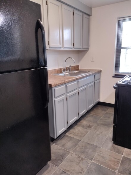 2BR, 1BA - 728 SF - Luxor Gardens Apartments