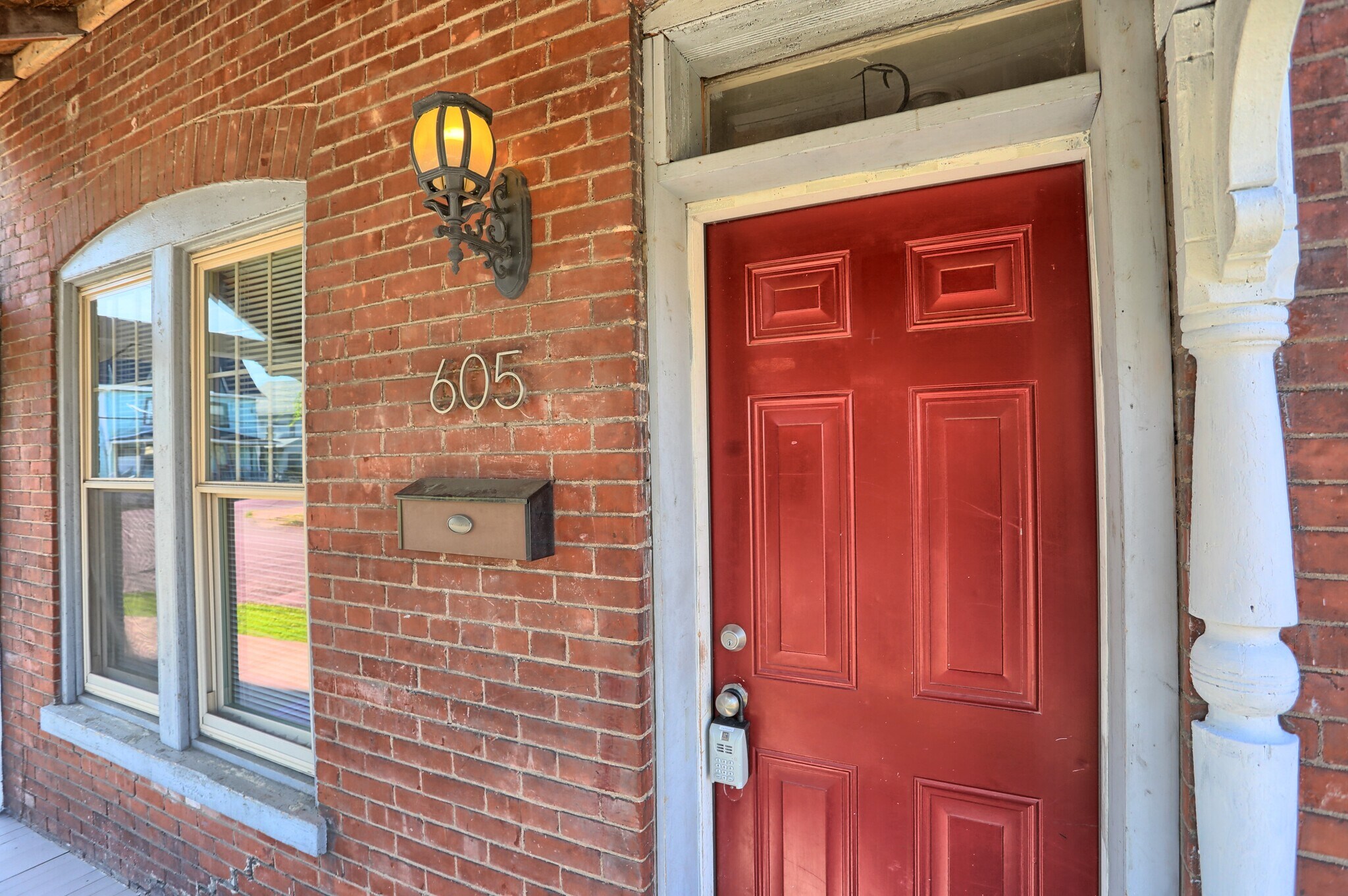 Building Photo - 605 Grace St