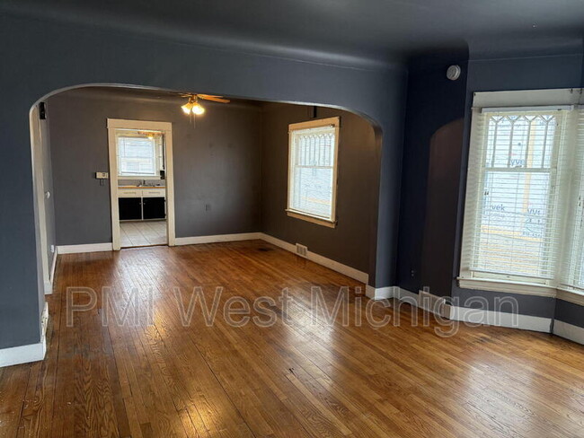 Building Photo - 865 Leonard St NW