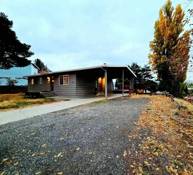 Building Photo - Large 4 Bed, 2 Bath in Desirable East Wenatchee!