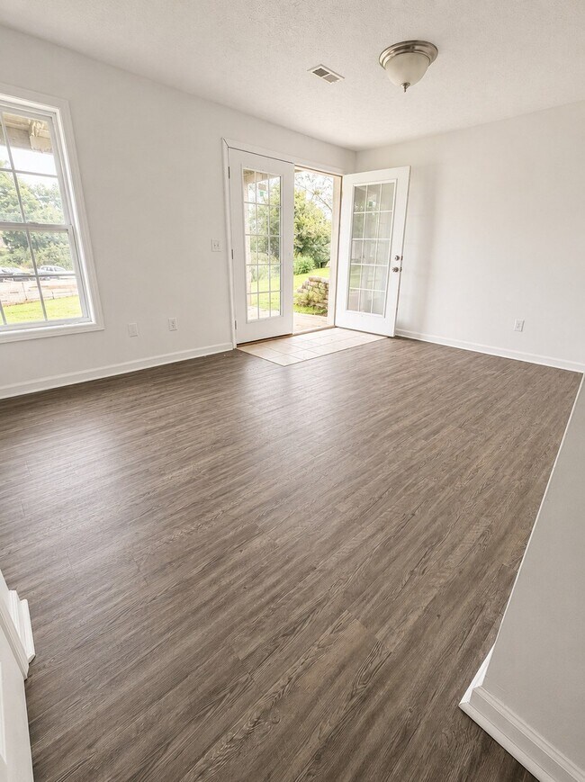 Building Photo - 211 Memory Ln