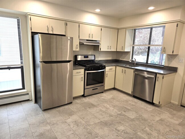 Building Photo - 90 Graywood Rd