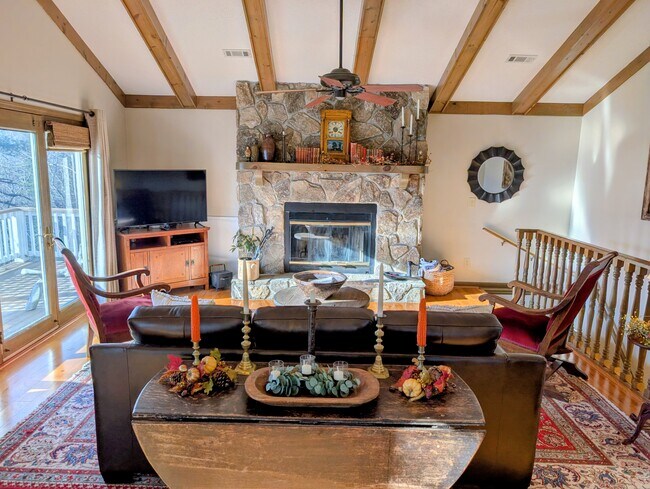 Building Photo - 842 Saddle Back Cir