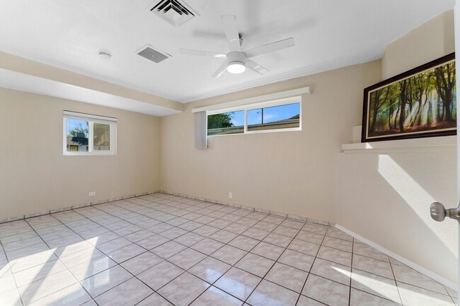 Building Photo - 2614 W Greenway Rd