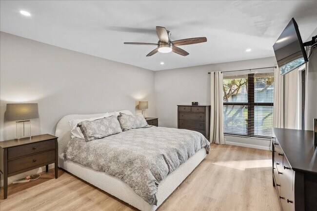 Building Photo - 5670 Coach House Cir