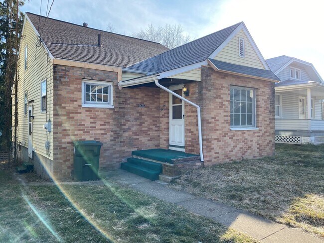 Building Photo - 1636 St.Elmo Ave NE