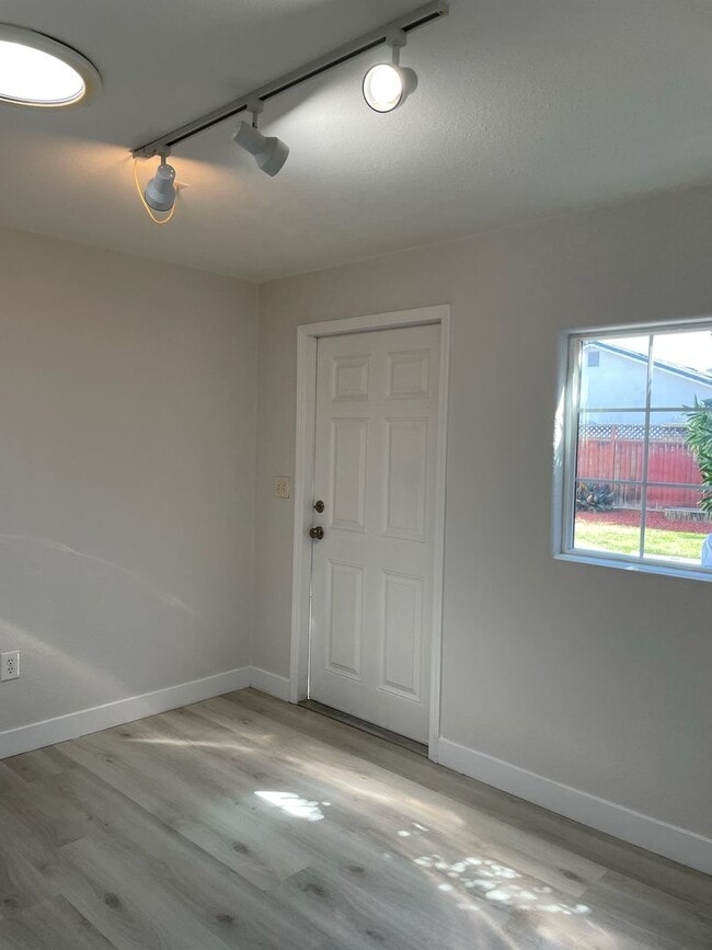 Building Photo - Cute Home in Blossom Hill with A/C, W/D, F...