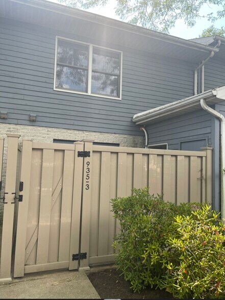 Building Photo - 935 West Whitehall Road