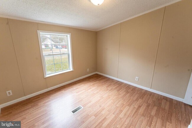 Building Photo - 1205 W 6th St