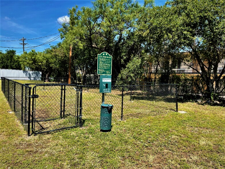 Building Photo - 302 Allen St