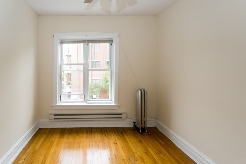 Building Photo - 938 W Cornelia Ave