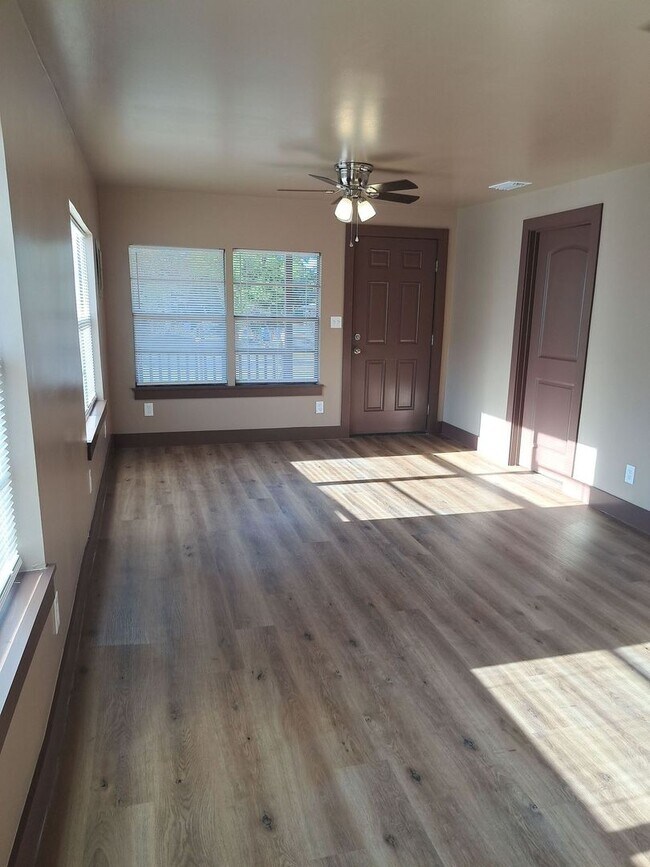 Building Photo - 523 E 8th St