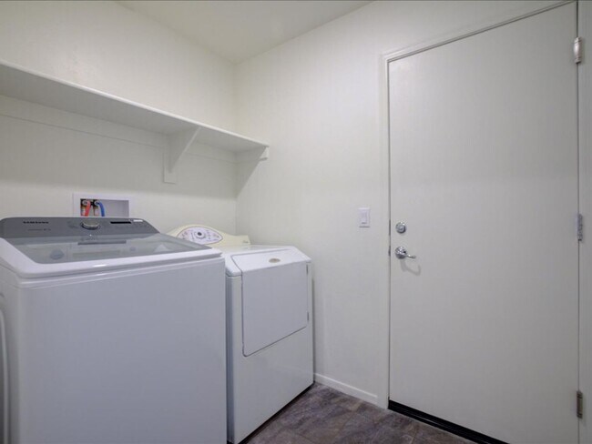 Building Photo - 3 Bedroom 2 Bathroom + Flex Room