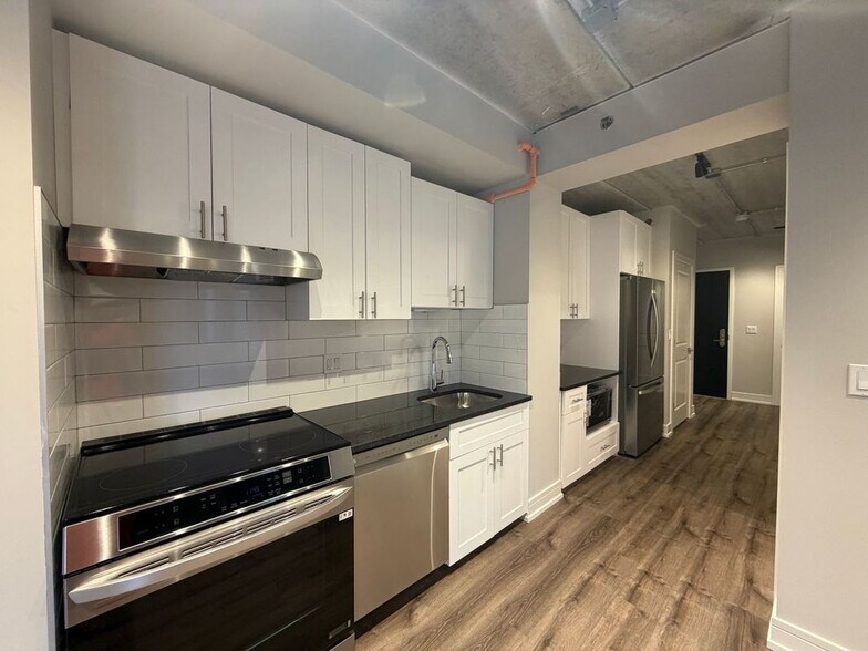 Building Photo - 952 W Carmen Ave