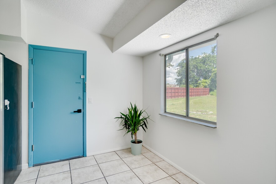 Building Photo - 8724 Tall Pine Ln