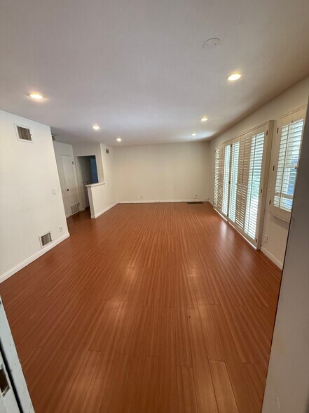 Building Photo - 9520 Hayvenhurst Ave