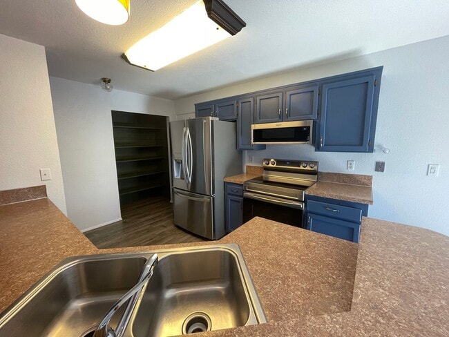 Building Photo - Lovely Pet Friendly, 3 Bedroom Home!